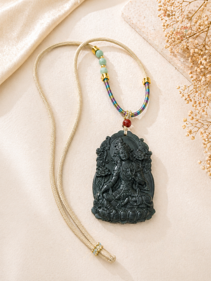 C12 C12 Carved Jade Figure Pendant Necklace - 影像 1